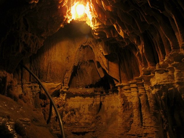 Внутри пещеры Эмине-Баир-Хосар (Мамонтовая)