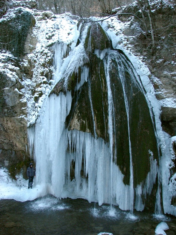 У водопада Джур-Джур